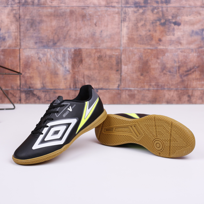 CHUTEIRA INDOOR UMBRO PRETO SALA V LEAGUE