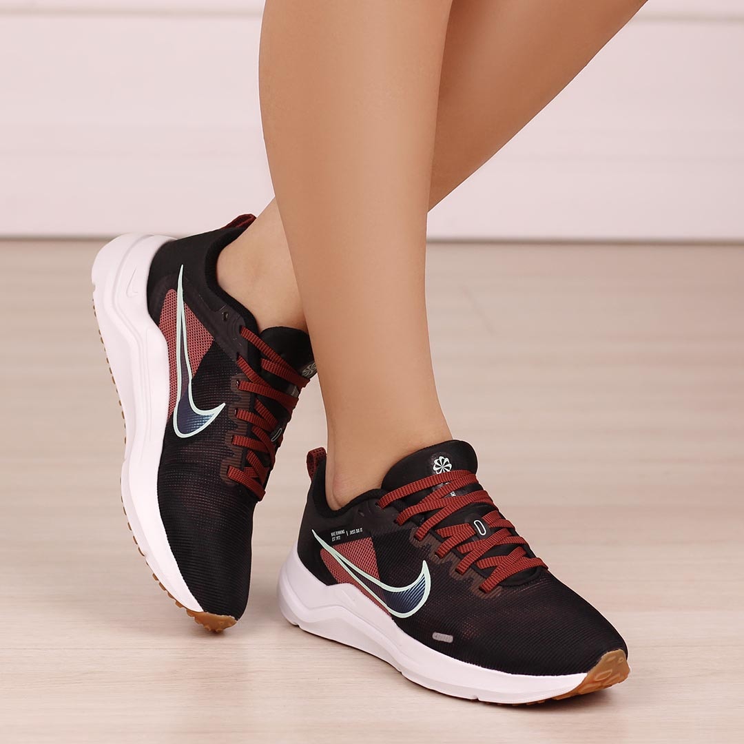 Tenis nike preto feminino hot sale corrida